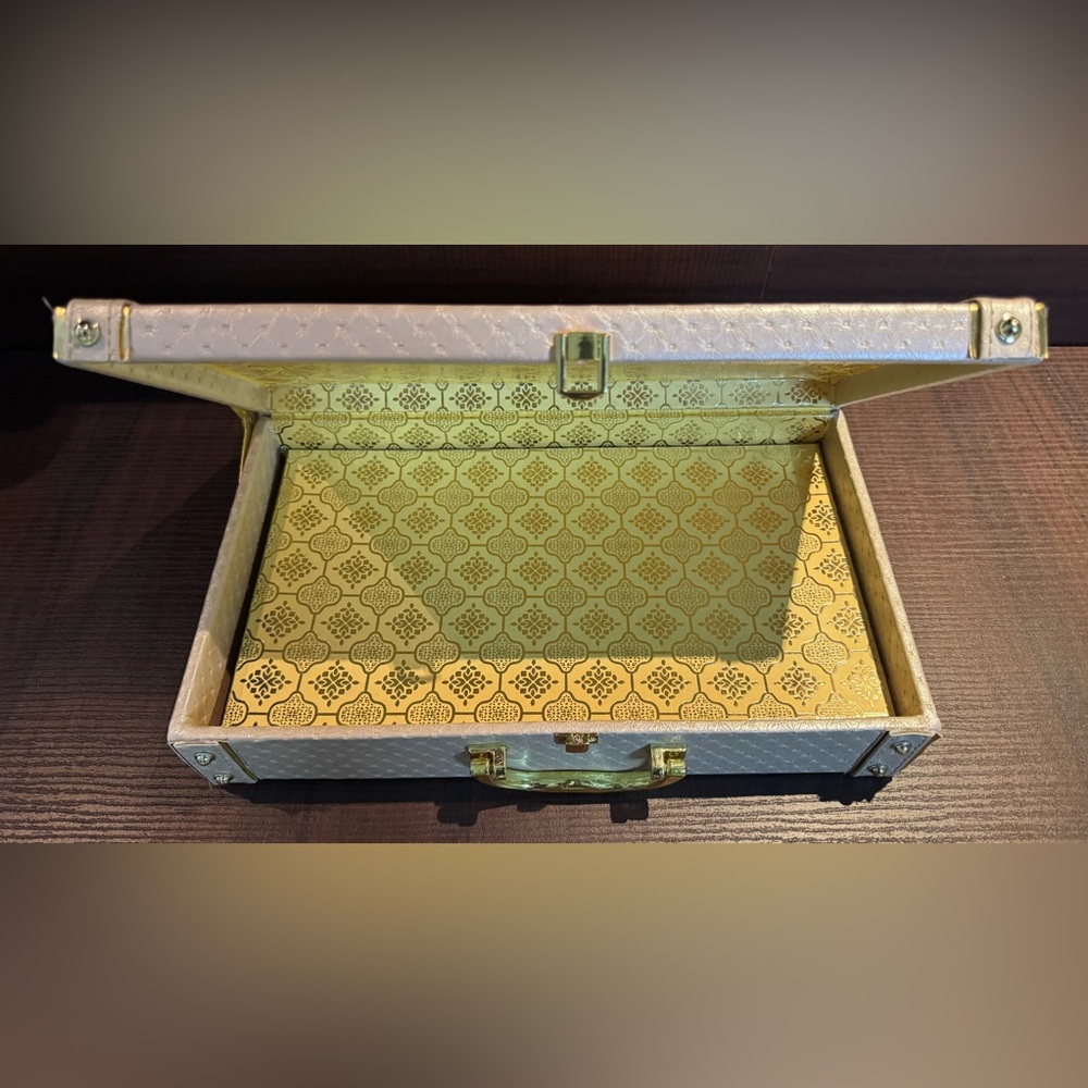 ❤️ Luxurious One of a kind! Gold and Cream Patterned Box. - Picture 9 of 9